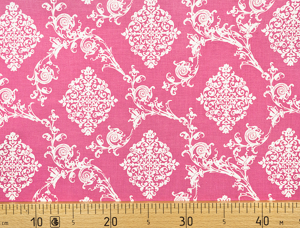 Ткань Gütermann French Cottage (белый ажурный ромбовидный узор на ярко-розовом) 
