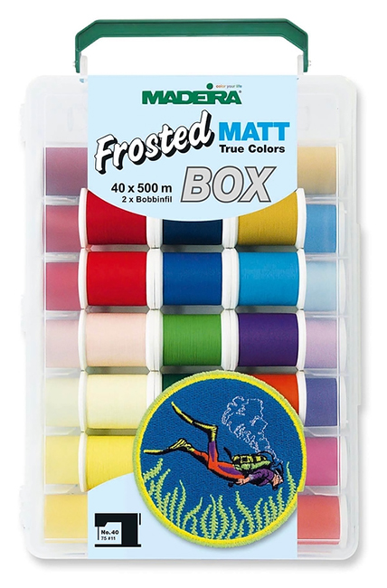 Большой набор матовых ниток Madeira Frosted Matt в пластиковой коробке 40 катушек Frosted Matt по 500м, шпульная нить и набор вышивальных игл №75 5 шт